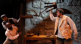Felipe Oliveira, Geílson Santos e Rodrigo Esteves em cena da ópera 'Falstaff', de Verdi [Divulgação/Íris Zanetti]