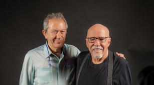 O maestro Aldo Brizzi e o escritor Paulo Coelho, autor do libreto [Divulgação/No Name Agency]