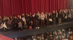 Protesto dos artistas antes da récita de ‘Macbeth’, no Theatro Municipal de São Paulo (reprodução YouTube)