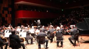 Bachiana Filarmônica Sesi-SP e João Carlos Martins no concerto no Teatro B32 (reprodução Instagram)