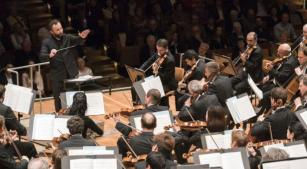 Kirill Petrenko rege a Filarmônica de Berlim [Divulgação/Monika Rittershaus]
