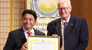 Claudio Cohen recebe a honraria das mãos do presidente da UPF, Peter Haider (divulgação) Claudio Cohen recebe a honraria das mãos do presidente da UPF, Peter Haider (divulgação)