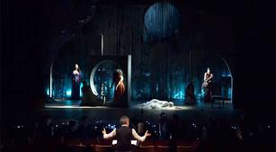 Cena final da ópera ‘Contos de Júlia’ (reprodução YouTube)