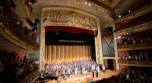Coral Paulistano é aplaudido no Theatro Municipal de São Paulo (Revista CONCERTO)