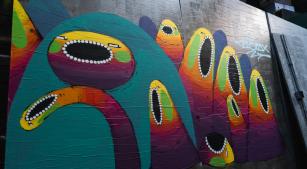 Detalhe do cenário com grafites do artista urbano Marcelo Pax [Divulgação/Leonel Jacques]