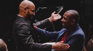 João Rocha e Hercules Gomes após a estreia do ‘Concerto para piano’ (reprodução, Facebook)