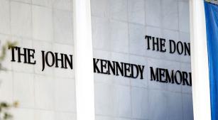 Detalhe da fachada do Kennedy Center (reprodução YouTube)