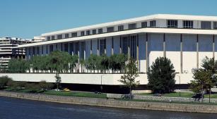 Fachada do Kennedy Center em Washington (wikimedia commons)