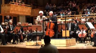 Marlos Nobre com Antonio Meneses após apresentação de seu 'Concerto para violoncelo' na Sala São Paulo, com a Osesp [Divulgação]