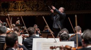 Roberto Minczuk rege a Orquestra Sinfônica Municipal (divulgação)