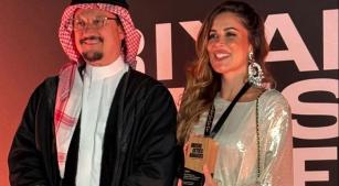 Ana Flávia Cabral Souza Leite ao receber o Music Cities Awards, em Ryad, na Arábia Saudita (divulgação)