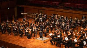 A Orquestra Neojiba com o maestro Ricardo Castro [Divulgação/Eduardo Tosta]