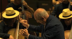 O maestro Nelson Ayres em cena do documentário [Divulgação]