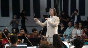 Ricardo Castro rege Neojiba no Parque do Queimado, em Salvador (divulgação, Beatriz Meneses)