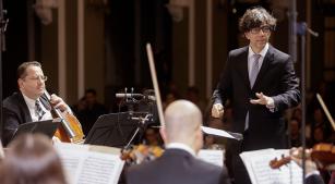 Maestro Tiago Flores dirige Orquestra de Câmara da Ulbra (divulgação, Eduardo Seidl)