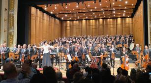 Orquestra, coros e a maestra Priscila Bomfim recebem os aplausos da plateia (Revista CONCERTO)
