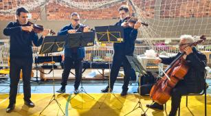 Músicos da Ospa durante apresentação em abrigo em Porto Alegre [Divulgação]