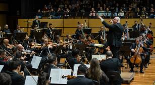 Maestro Manfredo Schmiedt e a orquestra em concerto na Casa da Ospa (divulgação, Vinícius Angeli)