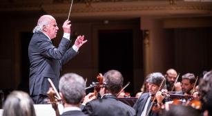 Isaac Karabtchevsky rege a Petrobras Sinfônica no Theatro Municipal do Rio de Janeiro [Divulgação/Daniel Ebendinger]