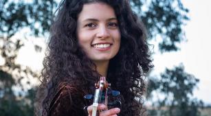 A violinista e compositora Paloma Pitaya (divulgação)