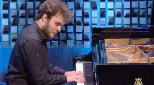 O pianista Luís Henrique Leite Andrade Araújo em apresentação na final (reprodução YouTube)