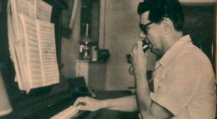 Radamés Gnattali ao piano e tocando gaita [Instituto Piano Brasileiro]