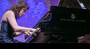 A pianista Simone Leitão se apresenta com a Filarmônica de Minas Gerais [Divulgação]