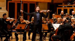 O violinista e maestro Joshua Bell (divulgação, Cauê Diniz)