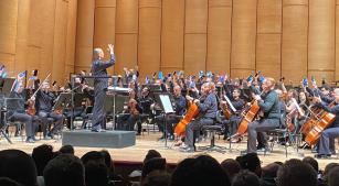 Músicos tocam celulares no concerto de Tan Dun, no Theatro Municipal de São Paulo (Revista CONCERTO)