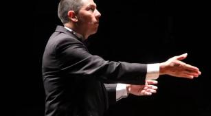 O maestro Hernán Sánchez Arteaga durante apresentação em Belo Horizonte [Divulgação/Paulo Lacerda]  