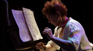 A pianista Lidia Bazarian durante recital no Ágora [Divulgação]
