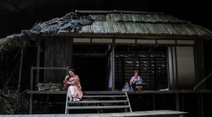 Carmen Giannattasio e Ana Lucia Benedetti em cena de 'Madame Butterfly' [Divulgação/Larissa Paz]