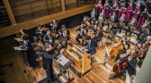 A Camerata Antiqua durante concerto com o maestro Tobias Volkmann [Divulgação]