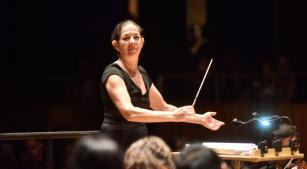Claudia Feres rege a Camerata do Festival no dia 13 [Divulgação]