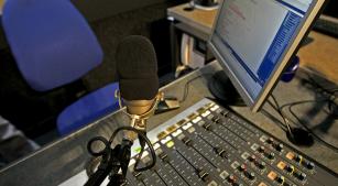 Imagem ilustrativa de um estúdio de rádio (dreamstime, Viorel Dudau)