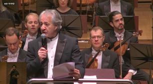 Maestro Fabio Mechetti em discurso antes do concerto da Filarmônica de Minas Gerais em sua sede, a Sala Minas Gerais (reprodução YouTube)