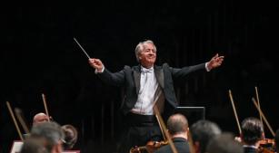 O maestro Fabio Mechetti à frente da Filarmônica de Minas Gerais [Divulgação]
