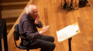 O maestro e compositor Heinz Holliger durante concerto com a Osesp em 2022 [Divulgação]