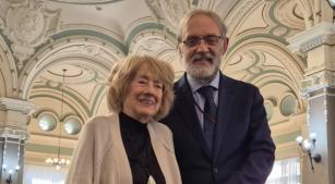 Jocy de Oliveira com Marco Lucchesi, presidente da Fundação Biblioteca Nacional [Divulgação]
