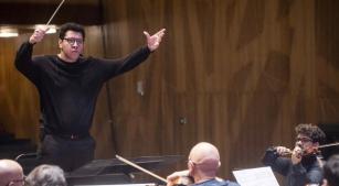 O maestro Matheus Carneiro durante o concurso, na Sala Cecília Meireles [Divulgação/Daniel Ebendinger]
