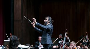 O maestro Carlos Prazeres durante concerto com a OSBA [Divulgação]