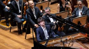 O pianista Tom Borrow durante concerto no ano passado com a Osesp [Divulgação]