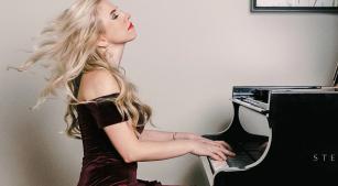 A pianista Natasha Paremski sola com a Filarmônica de Minas Gerais [Divulgação]