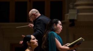 A mezzo soprano Luciana Bueno, a soprano Lina Mendes e o maestro Arvo Volmer durante concerto  na Sala São Paulo [Divulgação]