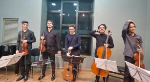 O Quarteto Orlando Fagnani e o violonista Guilherme Arce durante apresentação na Sala Kat Brown, em Campinas [Divulgação]