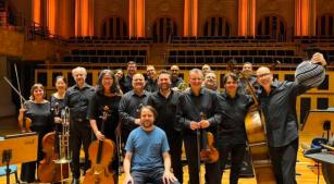 Daniil Trifonov e músicos da Osesp na Sala São Paulo [Reprodução/Facebook]