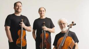 O violinista Pablo de León, o violista Horacio Schaeffer e o violoncelista Roberto Ring [Divulgação]