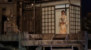 A soprano Eiko Senda em cena da produção [Divulgação/Felipe Aguiar]