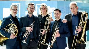 A nova formação de ABQ: Eric Reed (trompa), Brandon Ridenour (trompete), Hillary Simms (trombone), o brasileiro Tiago Linck (trompete) e John D. Rojak (trombone baixo) [divulgação]