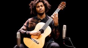 Plínio Fernandes durante recital no Teatro B32 [Divulgação/Cauê Diniz]
